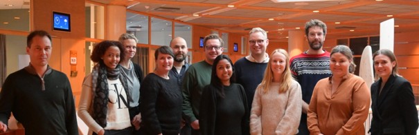 En gruppe mennesker som poserer for et bilde