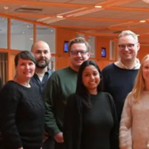 En gruppe mennesker som poserer for et bilde