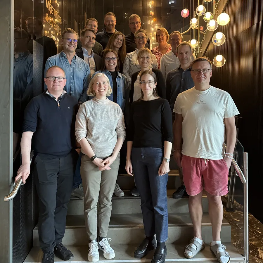 En gruppe mennesker som poserer for et bilde