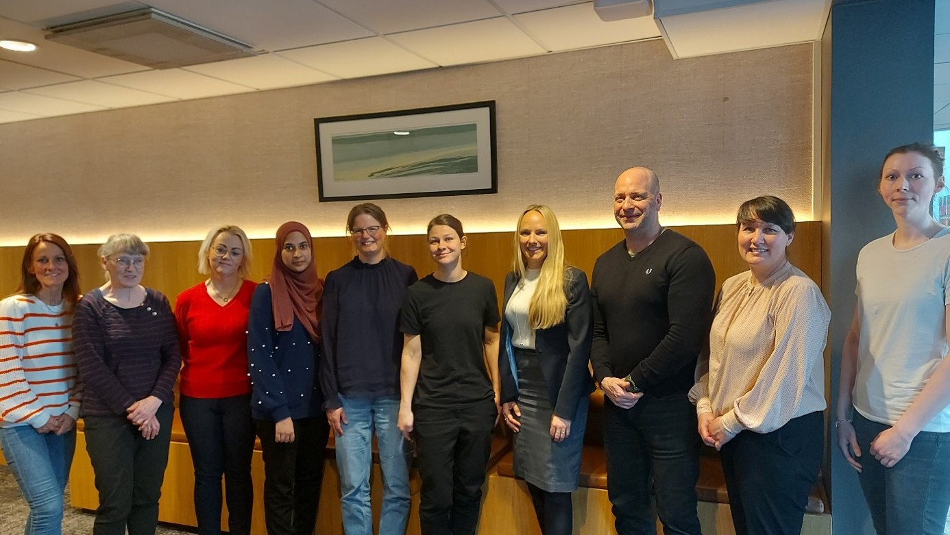 En gruppe mennesker som poserer for et bilde