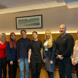 En gruppe mennesker som poserer for et bilde