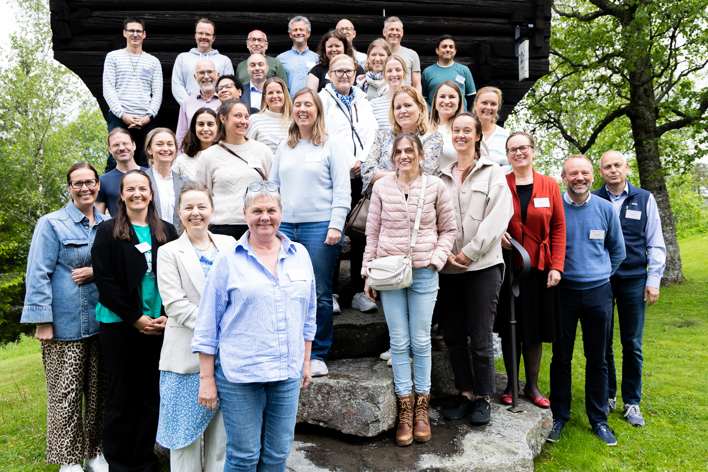 En gruppe mennesker som poserer for et bilde