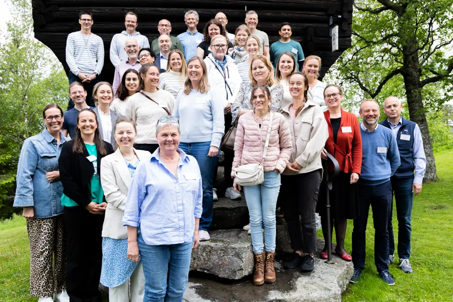 En gruppe mennesker som poserer for et bilde