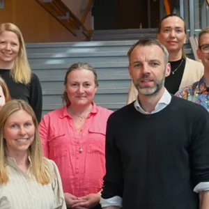 En gruppe mennesker som poserer for et bilde