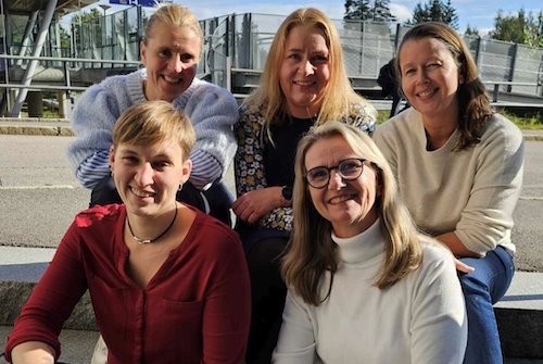 En gruppe mennesker som poserer for et bilde