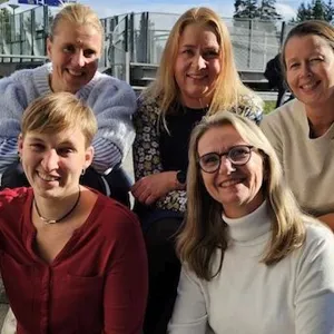 En gruppe mennesker som poserer for et bilde