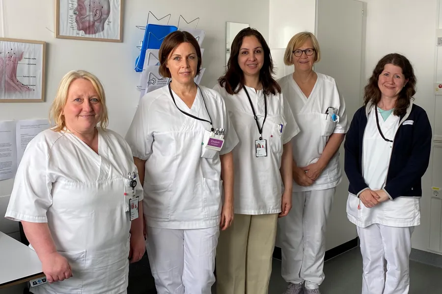 En gruppe kvinner i hvite labfrakker