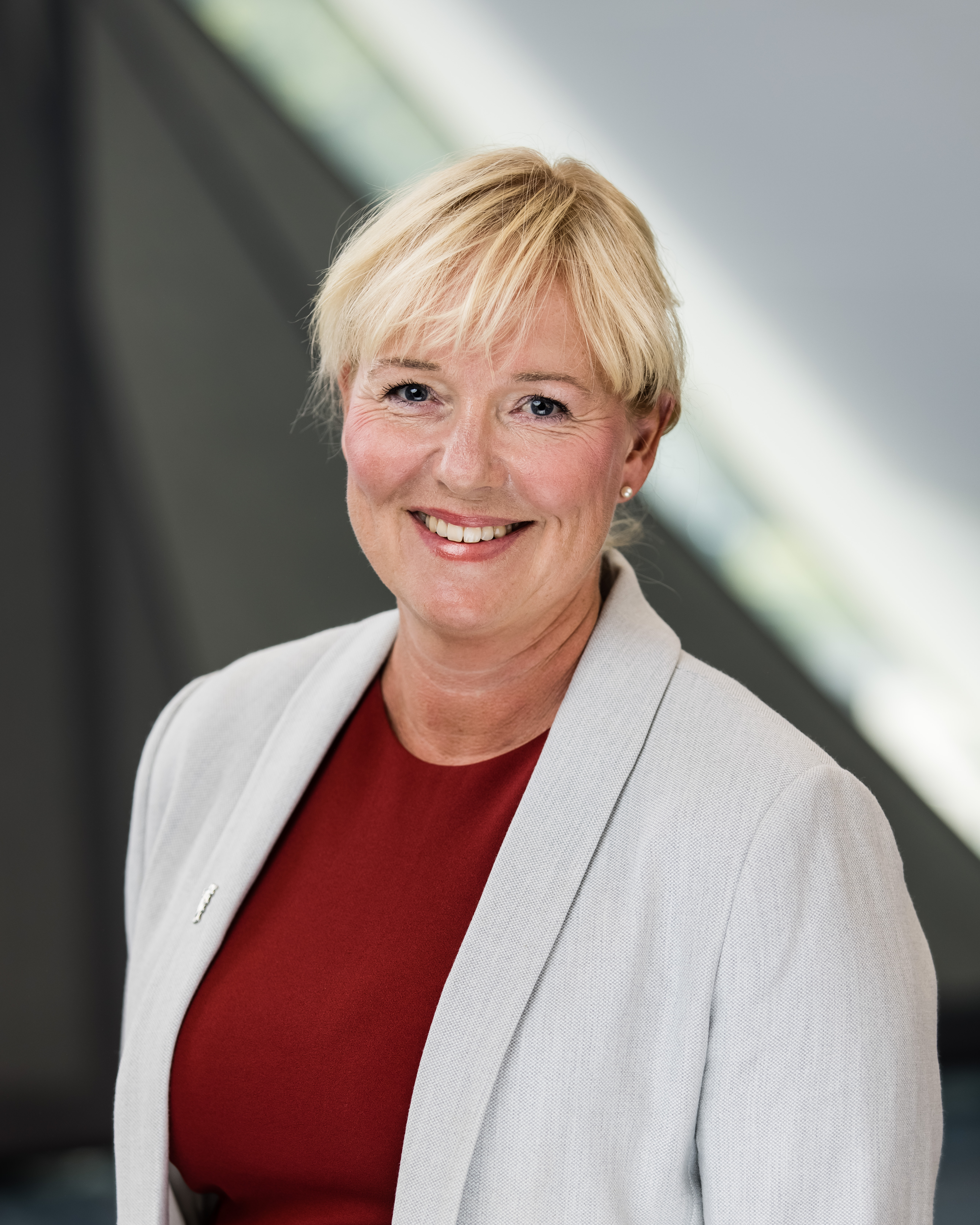 Profilbilde av kvinne med lyst, kort hår