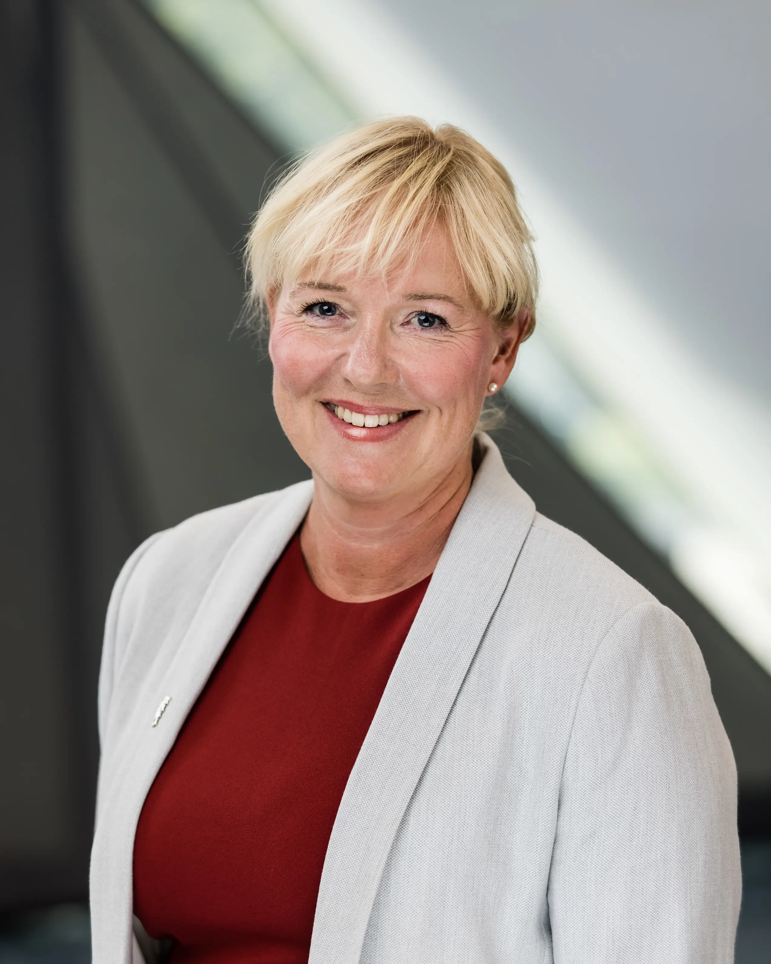 Profilbilde av kvinne med lyst, kort hår