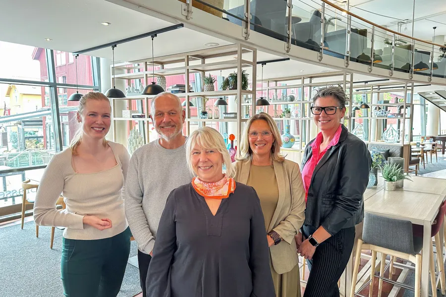 En gruppe mennesker som poserer for et bilde