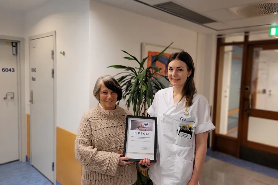 to damer holder i et bilde