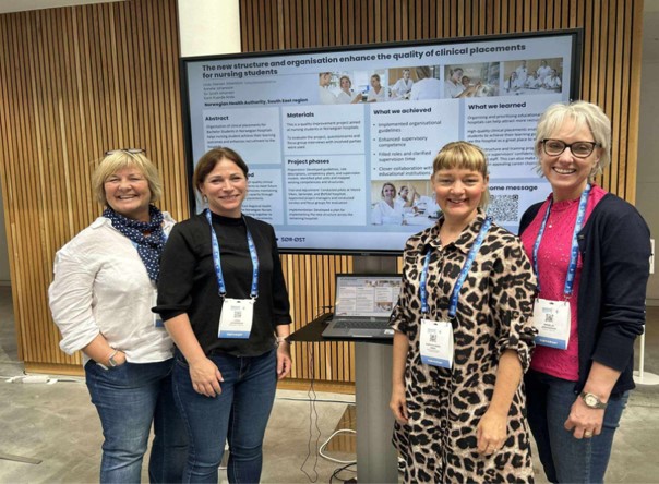 En gruppe kvinner som poserer for et bilde