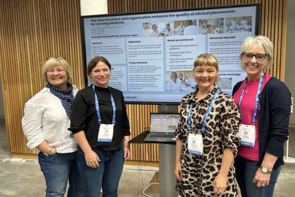 En gruppe kvinner som poserer for et bilde