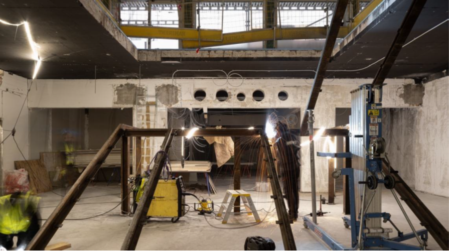 Et stort rom med noen få stiger og noen få stiger