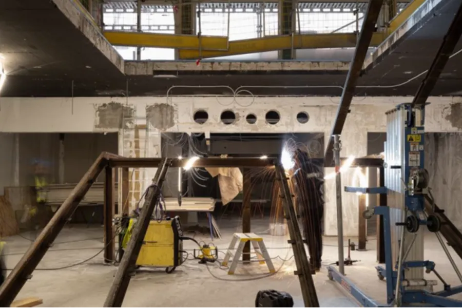 Et stort rom med noen få stiger og noen få stiger