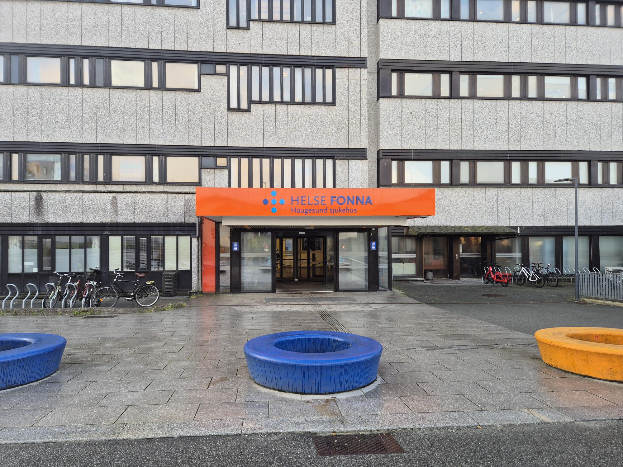 En bygning med et skilt på
