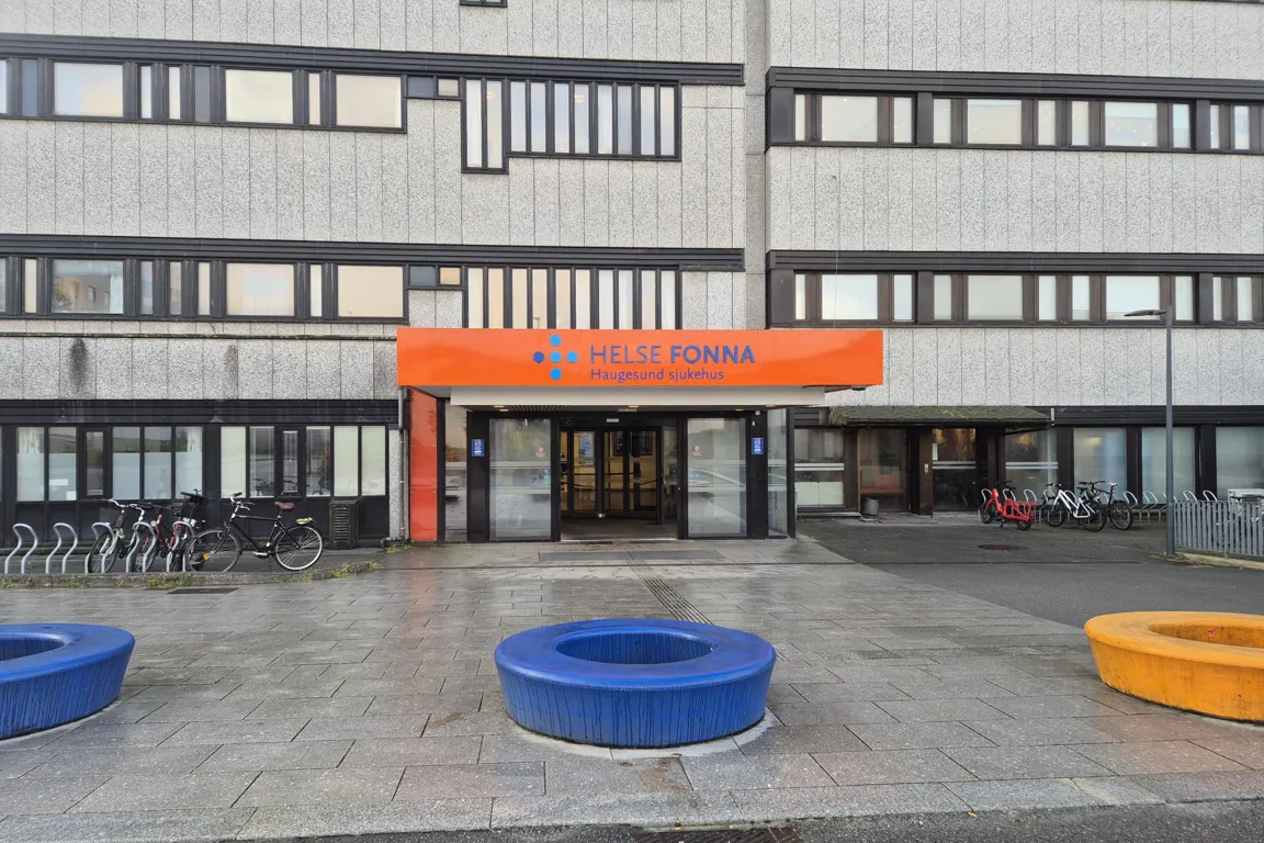 En bygning med et skilt på