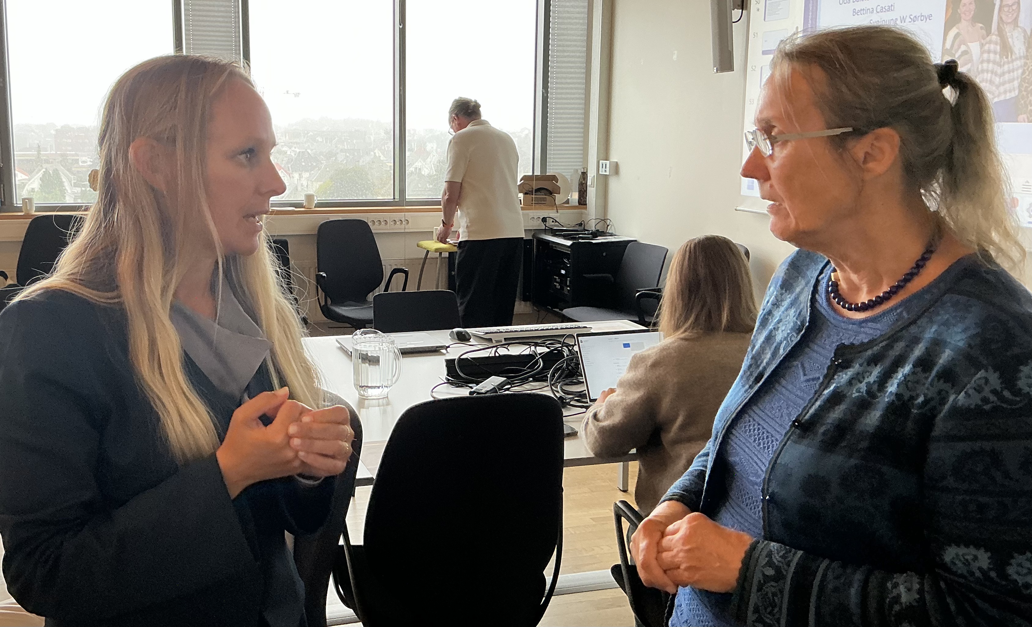 Noen kvinner som snakker i et rom