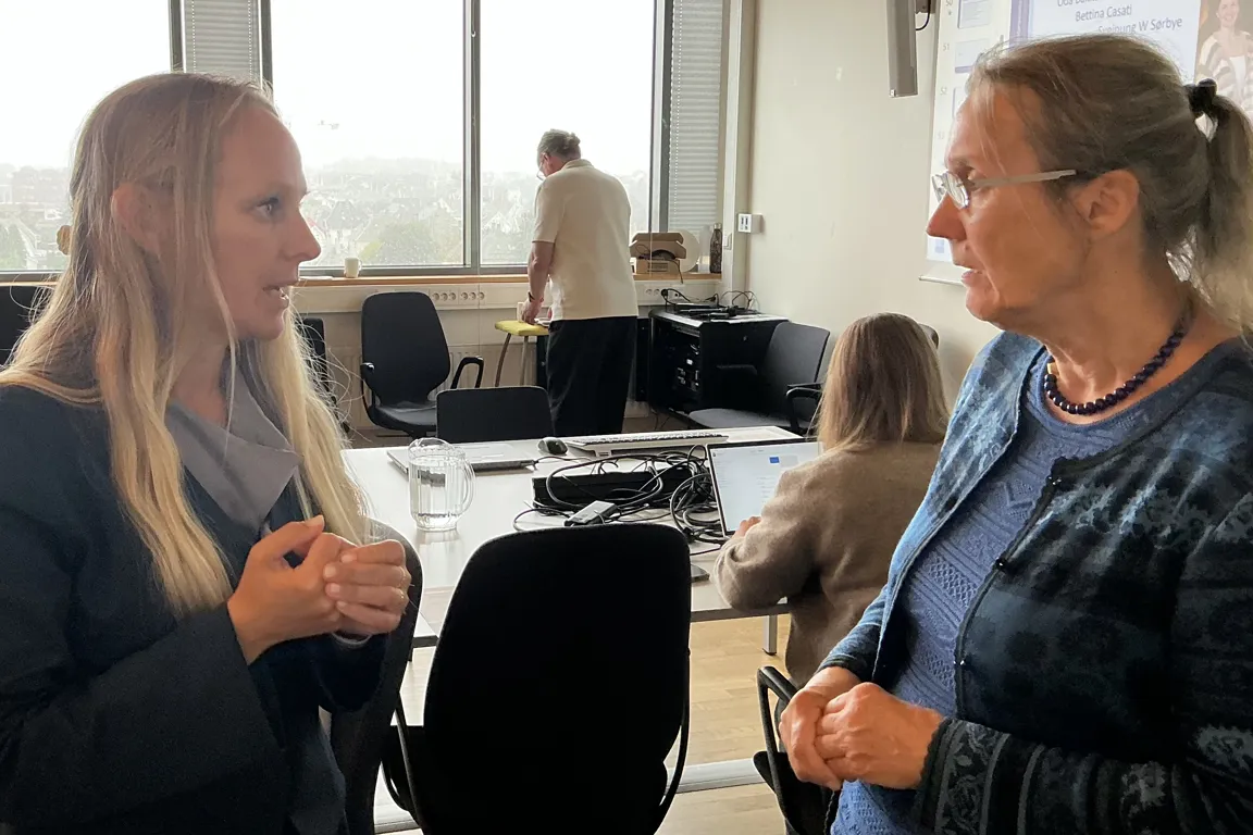Noen kvinner som snakker i et rom