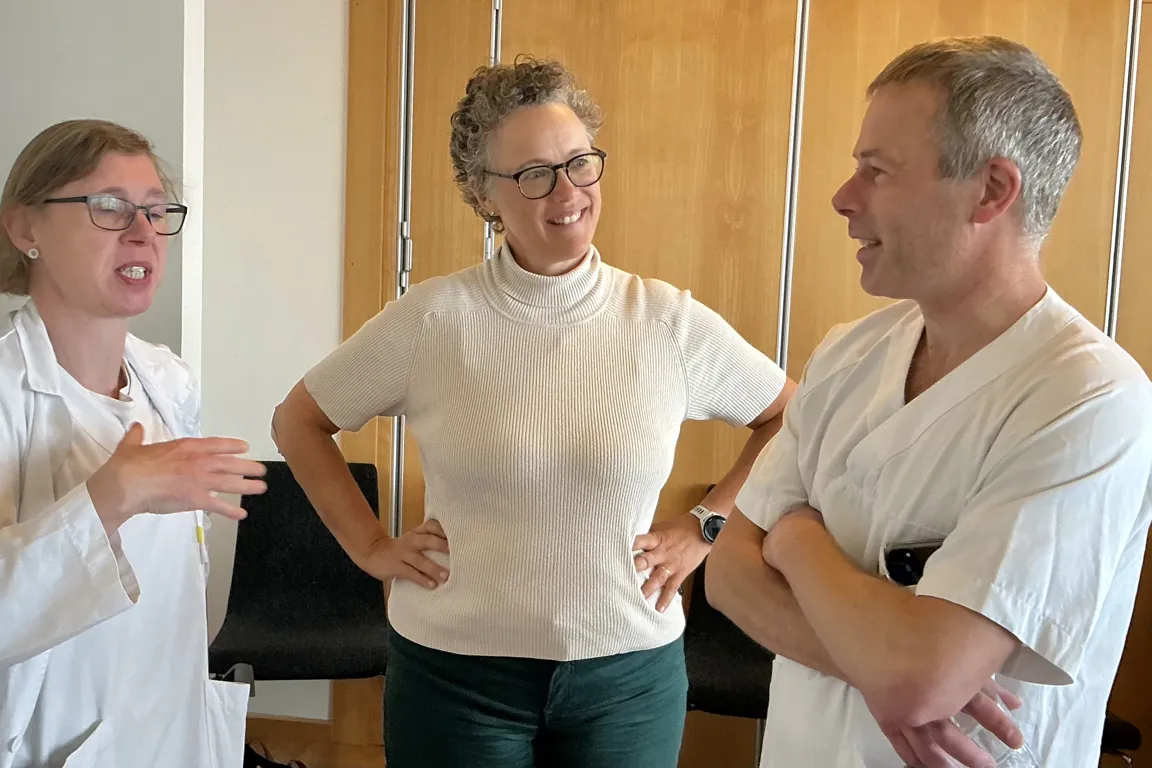 Noen få personer som har en samtale