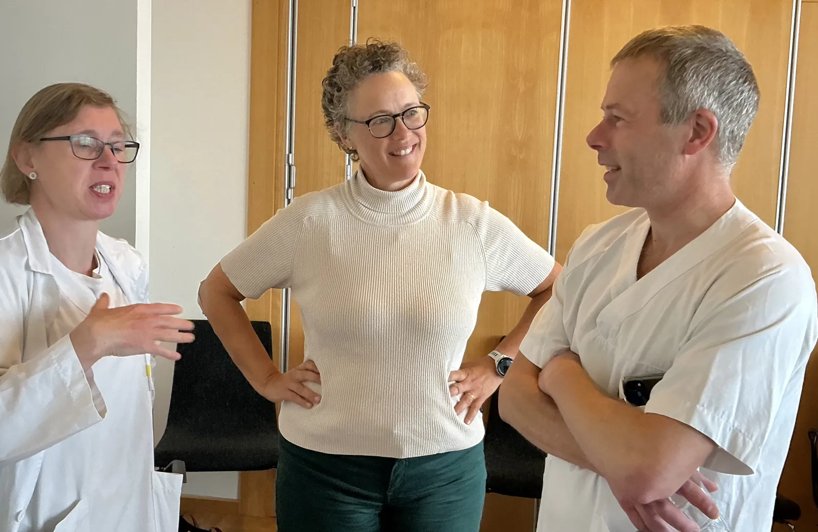 Noen få personer som har en samtale