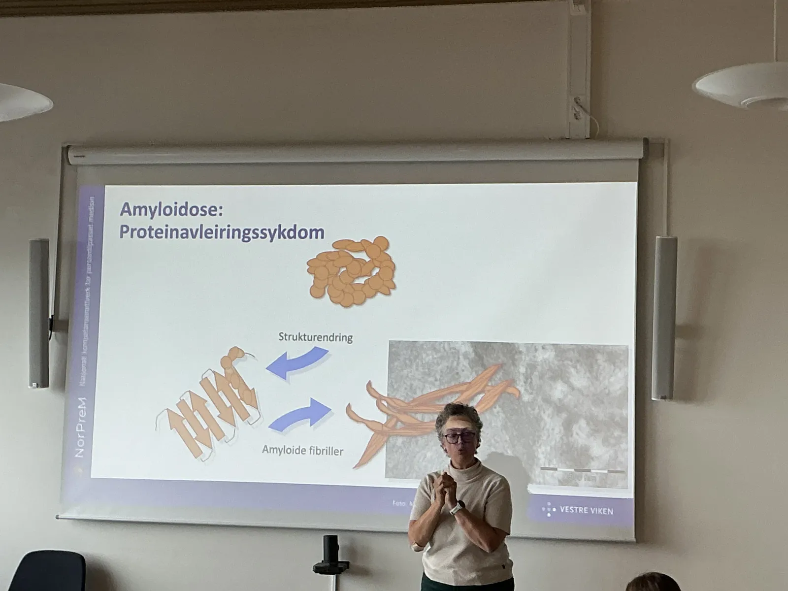 En person som står foran en projeksjonsskjerm