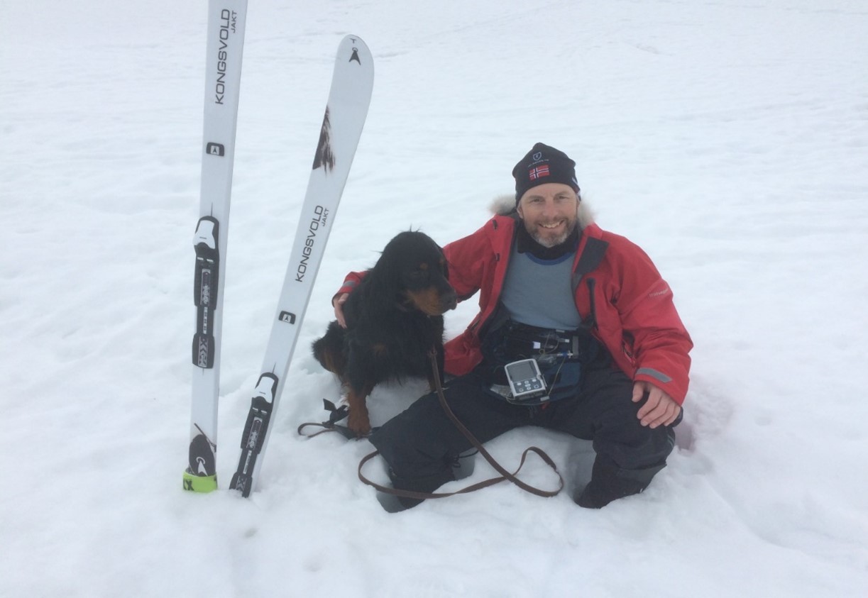 Pasient på skitur i fjellet med digital pumpe