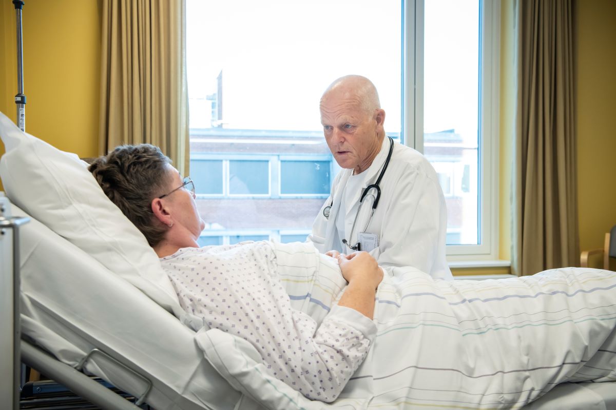 En lege som sjekker en pasient