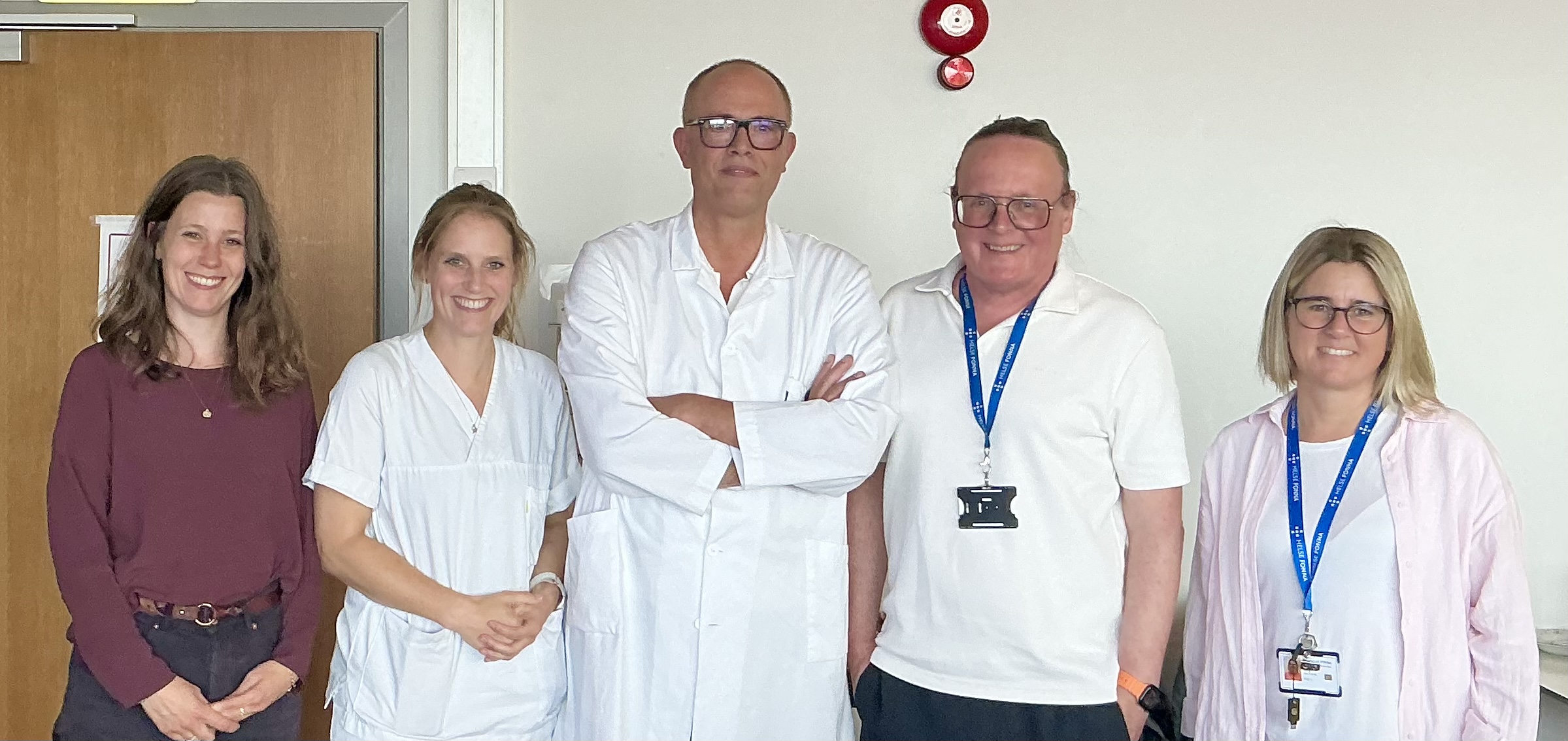En gruppe mennesker som poserer for et bilde