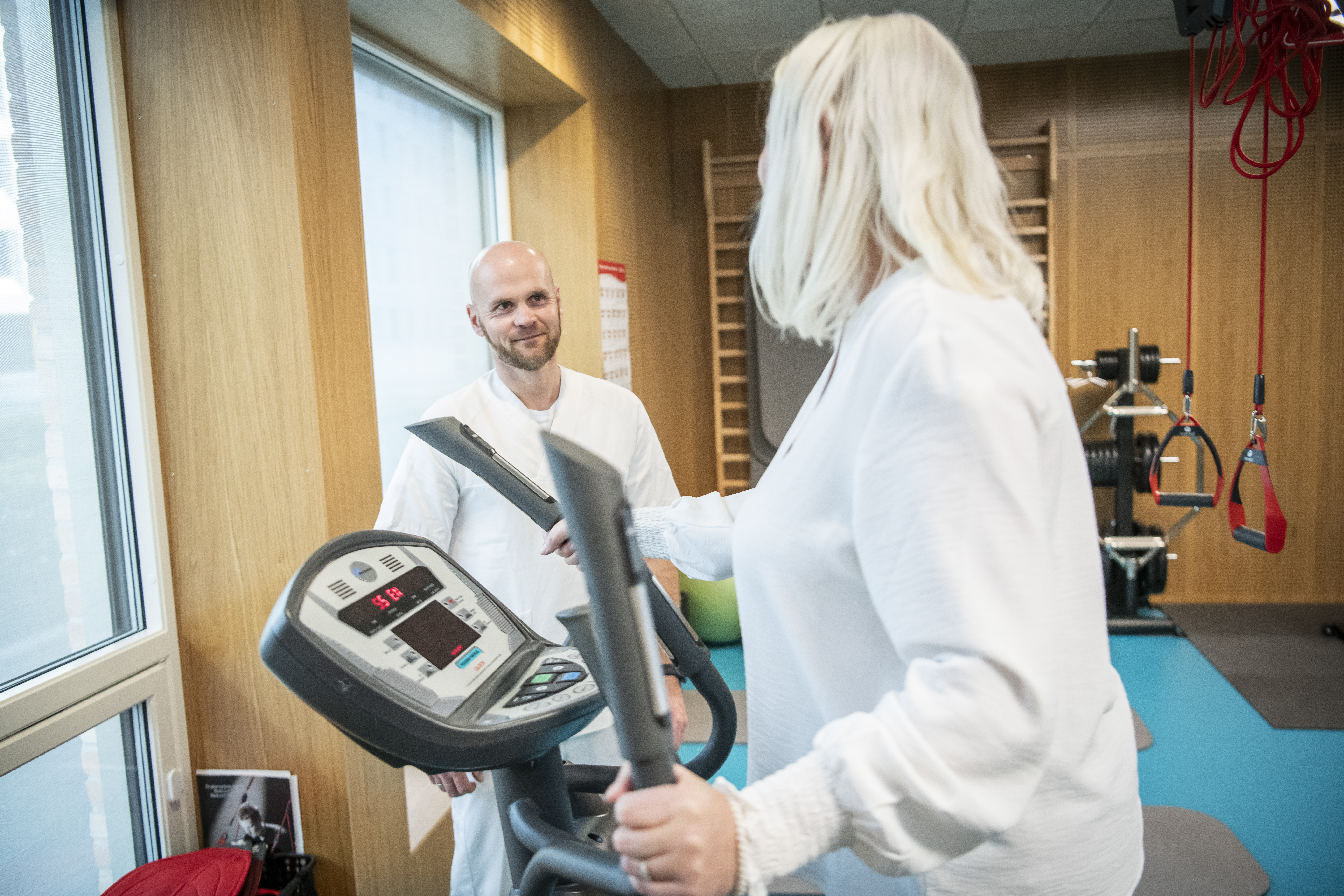 dame på sykkel med pleier som instruerer