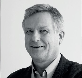 En mann som smiler til kameraet