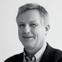 En mann som smiler til kameraet