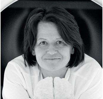 En kvinne med mørkt hår