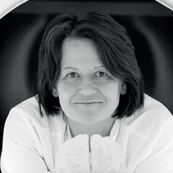 En kvinne med mørkt hår