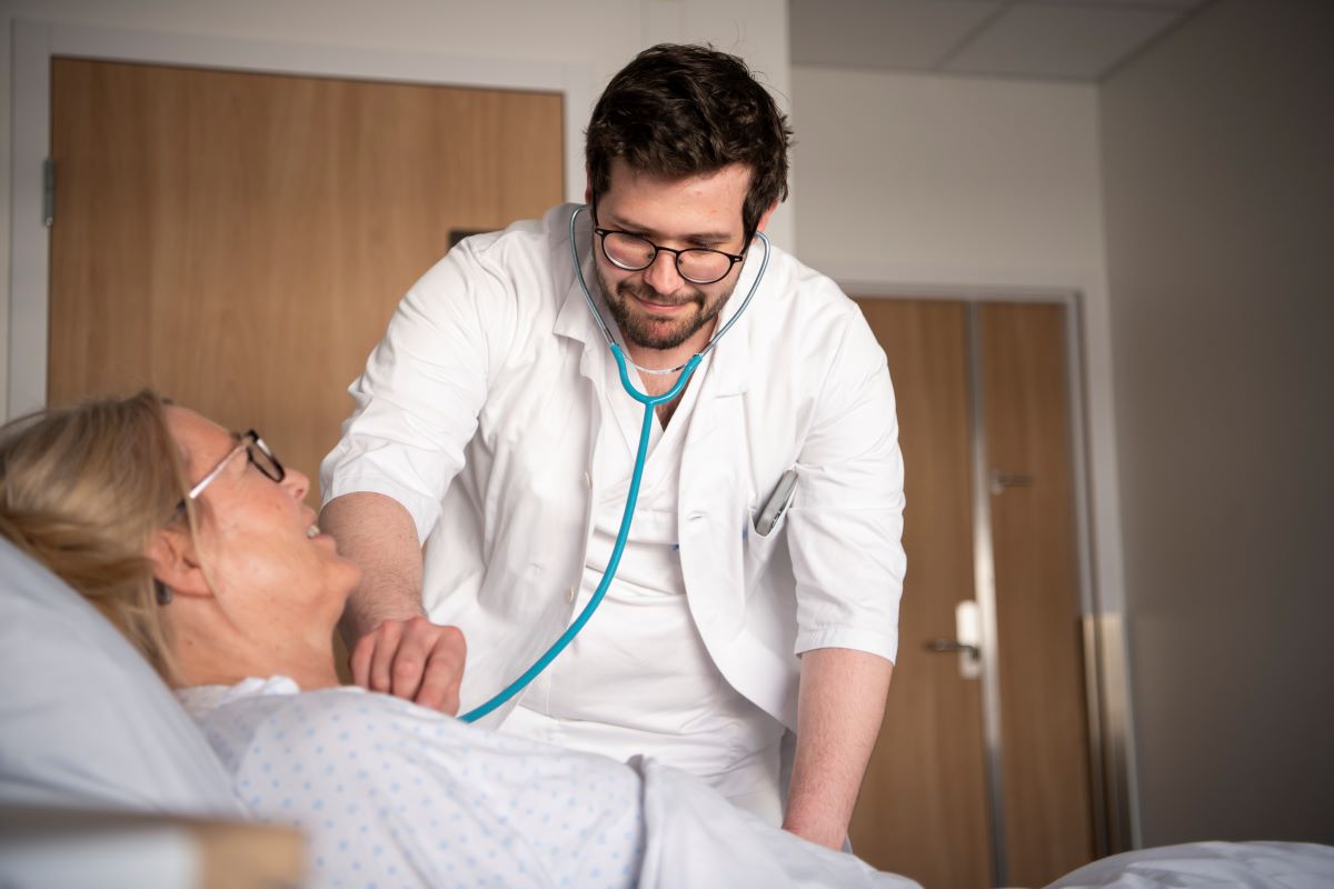 En lege som tar seg av en pasient
