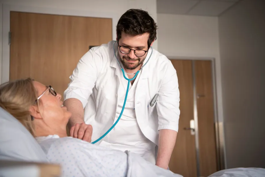 En lege som tar seg av en pasient