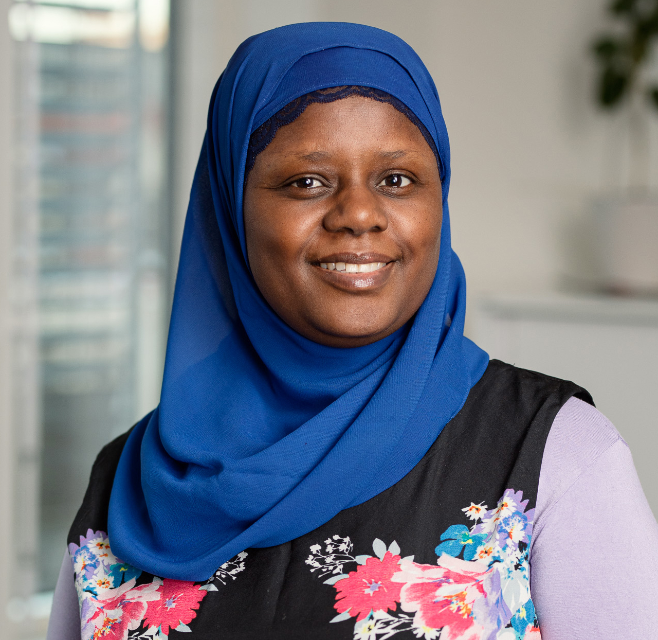 En person som har på seg et blått hodeskjerf