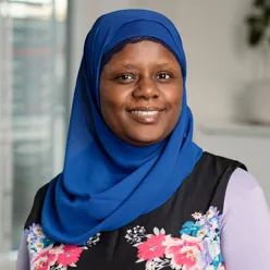 En person som har på seg et blått hodeskjerf