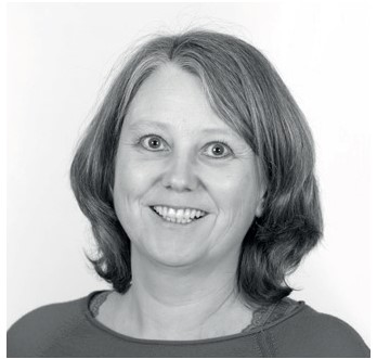 Et nærbilde av en kvinne som smiler