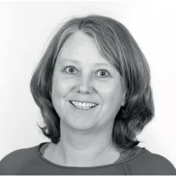 Et nærbilde av en kvinne som smiler