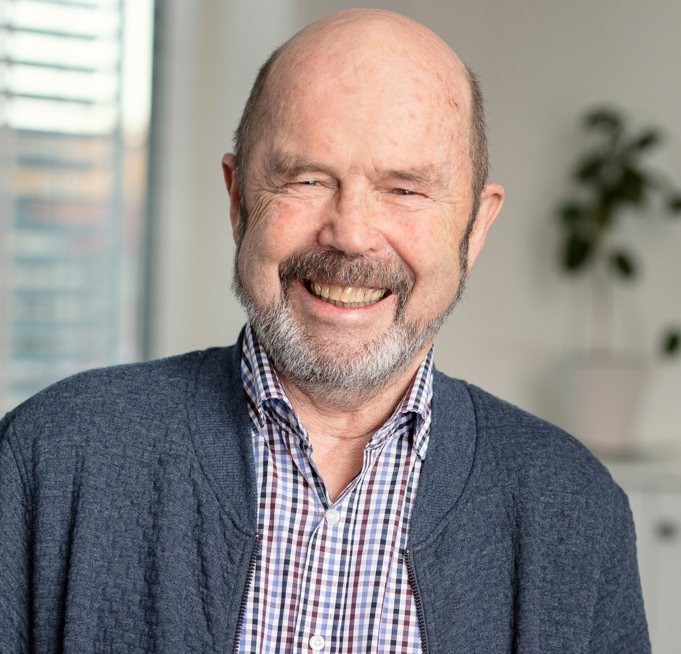 En mann med skjegg som smiler