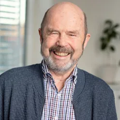 En mann med skjegg som smiler