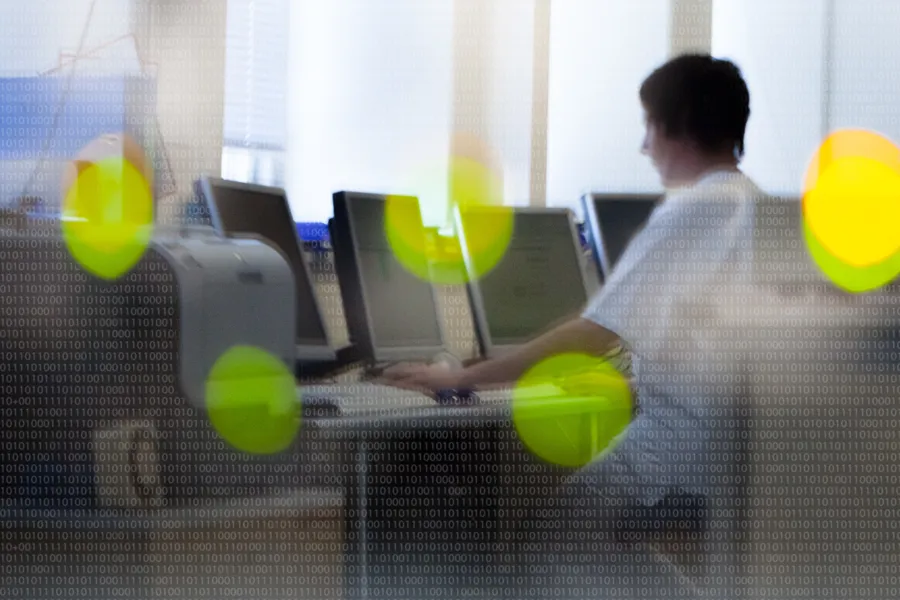 En person som spiller bordtennis