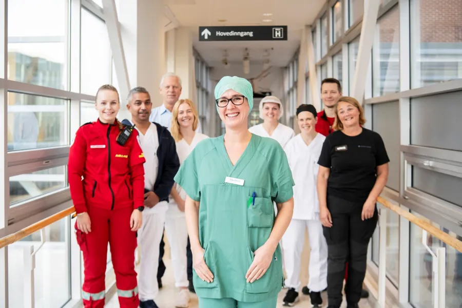 En gruppe mennesker som poserer for et bilde