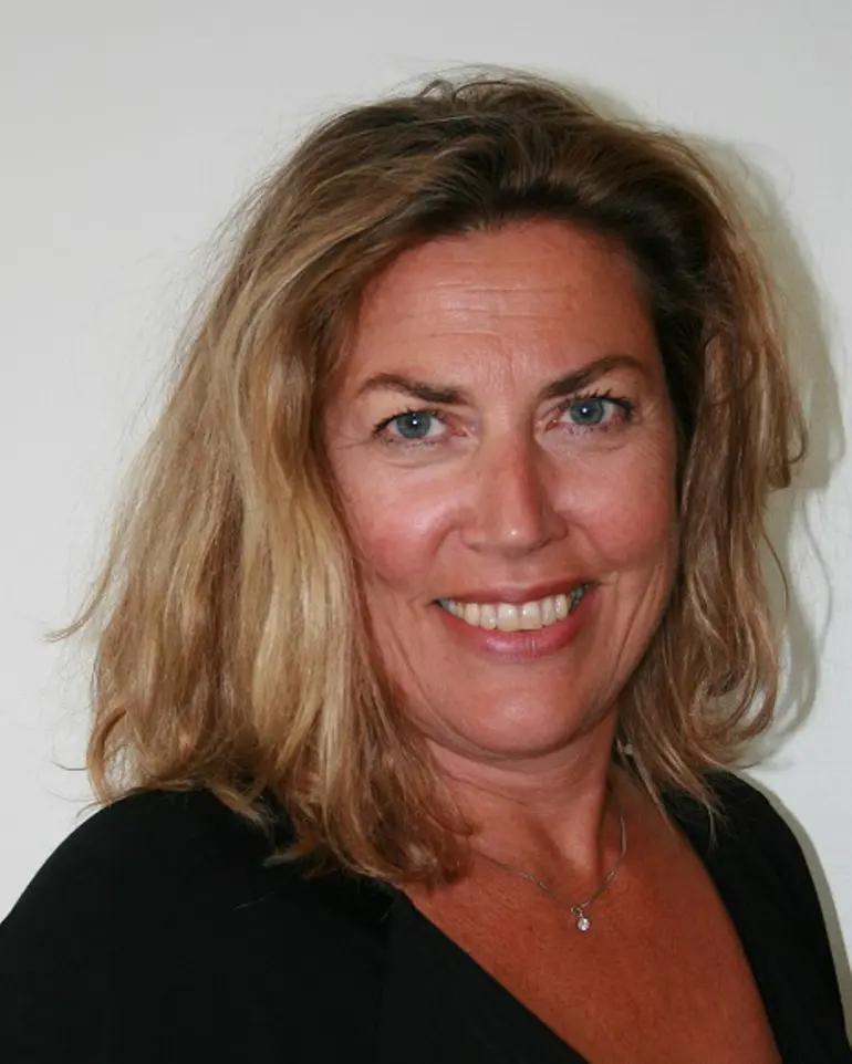 En person som smiler til kameraet