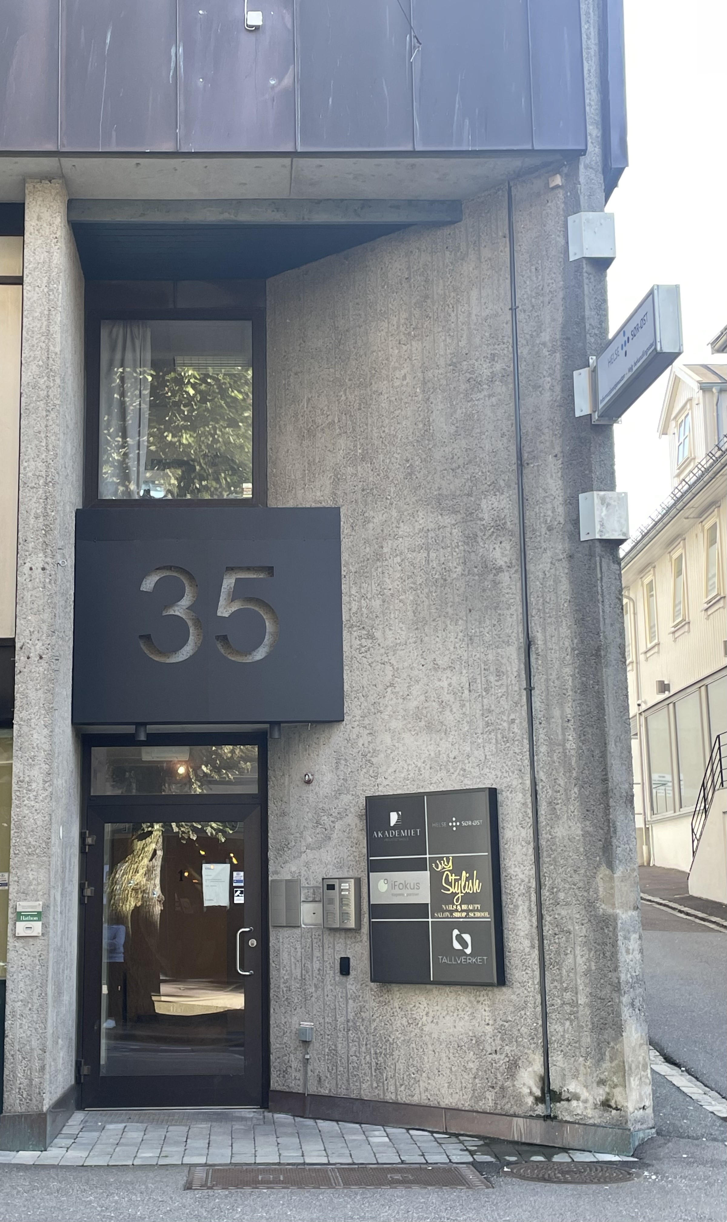 En bygning med et skilt på