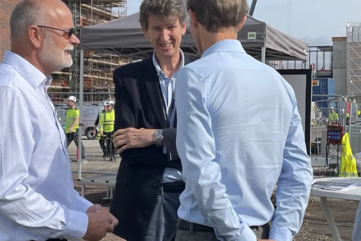 En gruppe menn som snakker