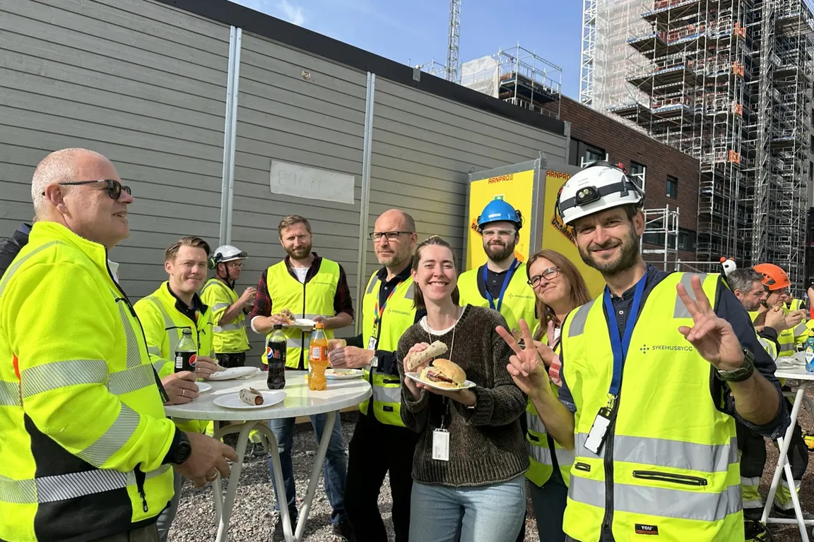 En gruppe mennesker som står utenfor