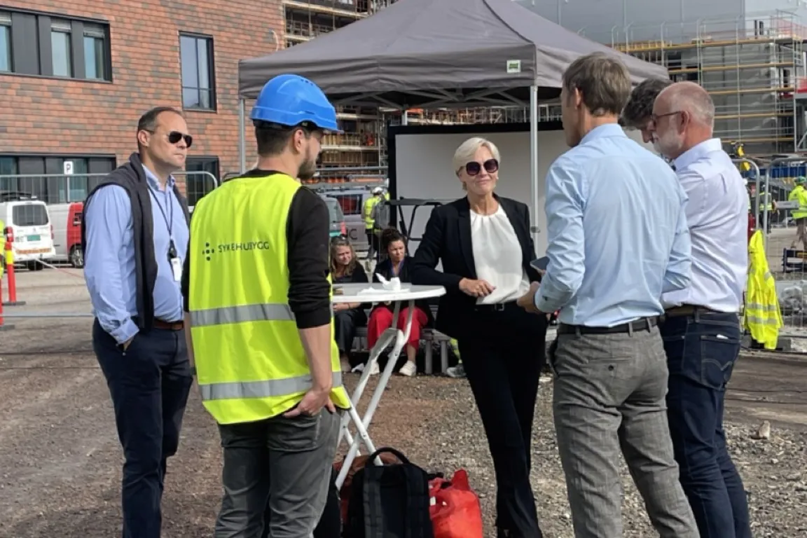 En gruppe mennesker som står utenfor