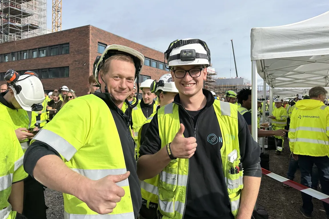 En gruppe mennesker iført hjelmer og reflekser